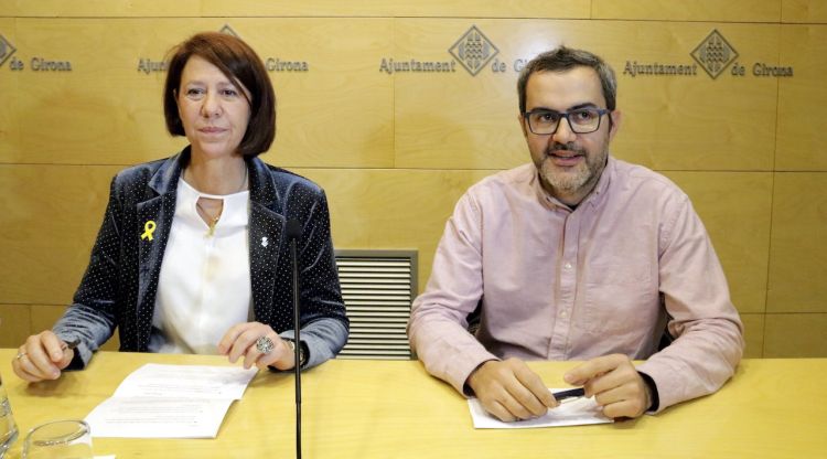 Marta Madrenas i Martí Terés durant la presentació de l'exregidor d'ERC-MES com a candidat per JxCat a Girona. ACN