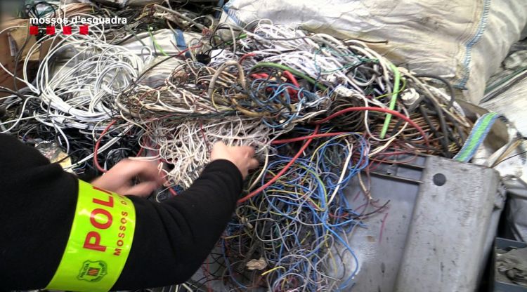 Els cables de telefonia sostrets en els robatoris a poblacions de l’Alt Empordà, el Bages i la Segarra. ACN