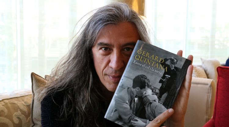 Gerard Quintana amb la seva primera novel·la 'Entre el cel i la terra'. ACN