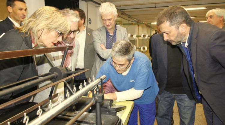 Els representants del Departament de Treball, Afers Socials i Famílies i de l'Ajuntament de Blanes durant la visita a la fàbrica Nylstar