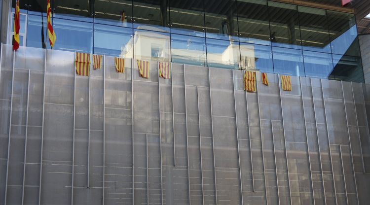 Pla obert de la façana de la seu de la Generalitat a Girona sense el llaç blanc amb franja vermella. ACN