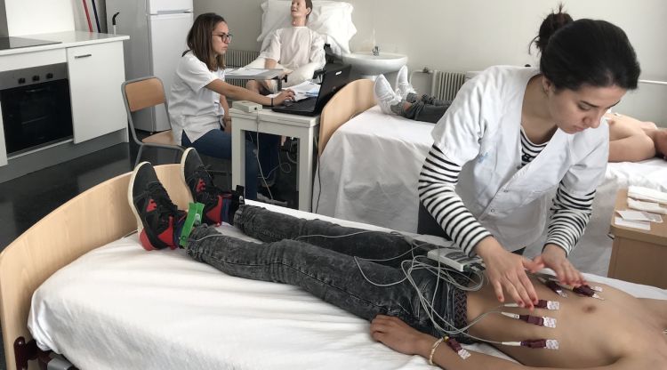 L'equip mèdic fent electrocardiogrames als estudiants de l'institut Pla de l'Estany