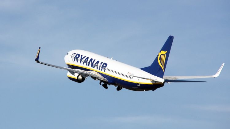 Avió de Ryanair enlairant-se de l'Aeroport de Girona (arxiu)