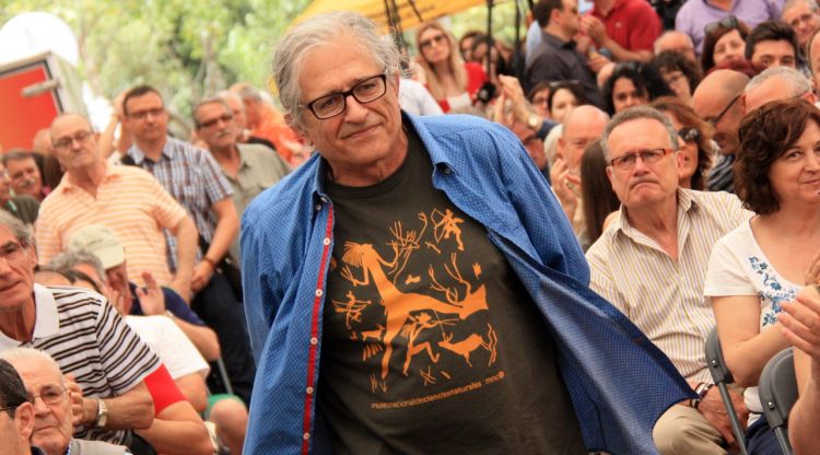 El catedràtic Ramón Cotarelo en arribar a l'acte polític d'ERC a Nou Barris, el 12 de juny de 2016. ACN