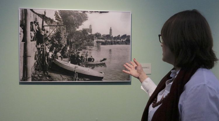 La comissària tècnica de l'any Fargnoli mostrant algunes de les fotografies de l'exposició. ACN