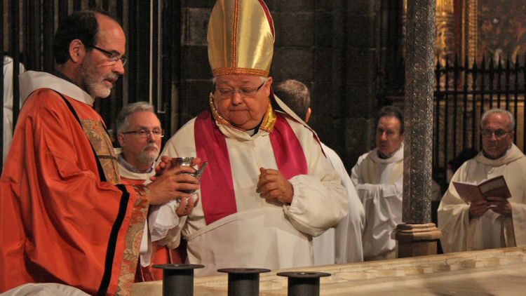 El bisbe de Girona a punt de d'untar l'altar © ACN