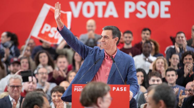 Pedro Sánchez saluda durant un míting a Alacant. ACN