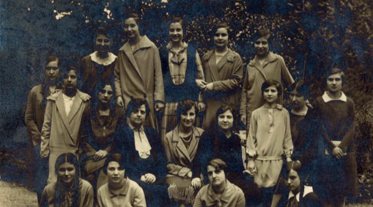 Esperança Bru, esposa de Rafael Masó, i presidenta de la Biblioteca Popular de la Dona a Girona, amb les senyores de la Junta i usuàries de la biblioteca. 1925.