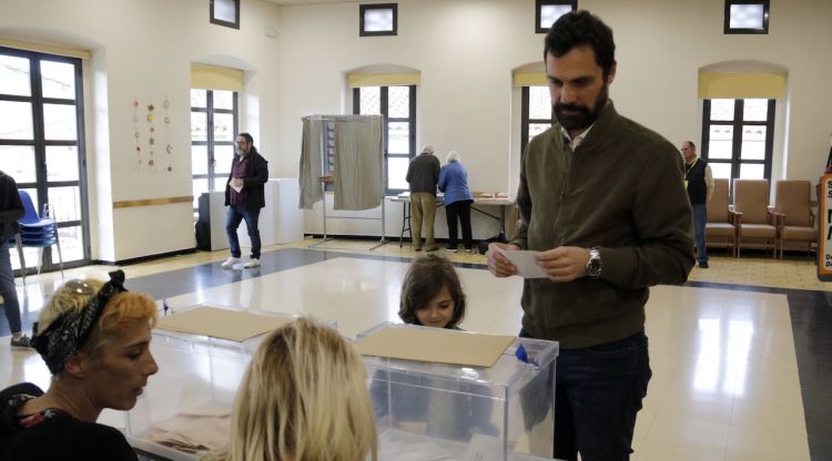 El president del Parlament, Roger Torrent, votant a Sarrià de Ter. ACN