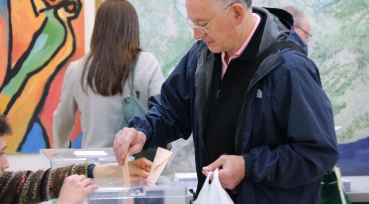 Un ciutadà votant a Girona. ACN