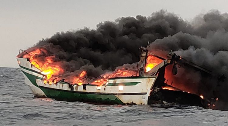 L'embarcació durant l'incendi que s'ha produït. ACN