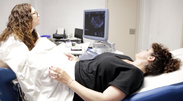 Una pacient amb endometriosi, Rosa Álvarez, mentre li fan una ecografia. ACN