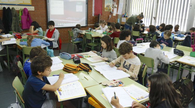 Una de les classes de 3r de primària de l'escola Pla de Girona fent activitat lectiva normal. ACN