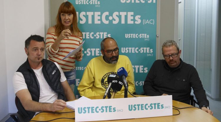 Diferents membres del sindicat USTEC-STEs i professors de secundària en una roda de premsa. ACN