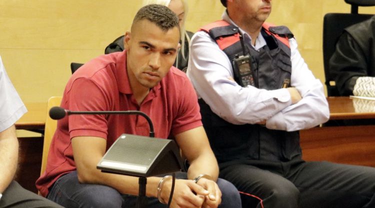 L'acusat de matar el company de pis d'una ganivetada al cor, a Roses. Foto del primer dia de judici a l'Audiència de Girona. ACN