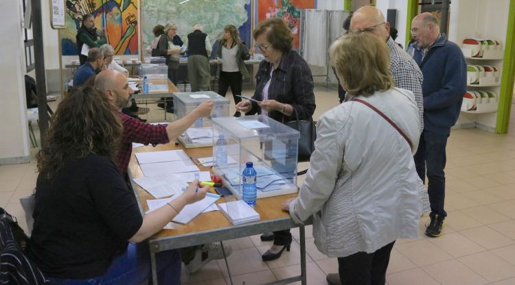 Una de les meses de votació de l'Escola Eiximenis de Girona aquest diumenge. ACN