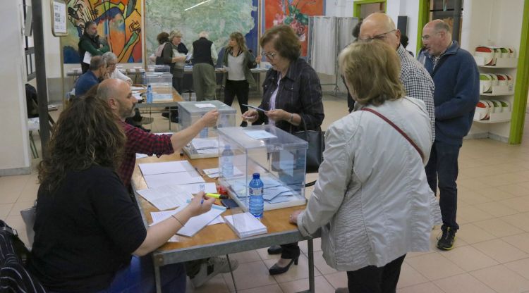 Una de les meses de votació de l'Escola Eiximenis de Girona. ACN