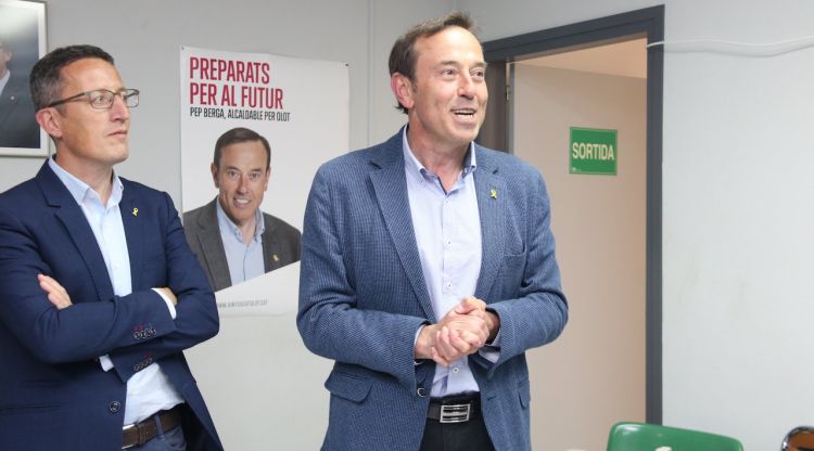 A la dreta, el candidat de JuntsxCatalunya-Olot, Pep Berga, i el regidor Estanis Vayreda. ACN