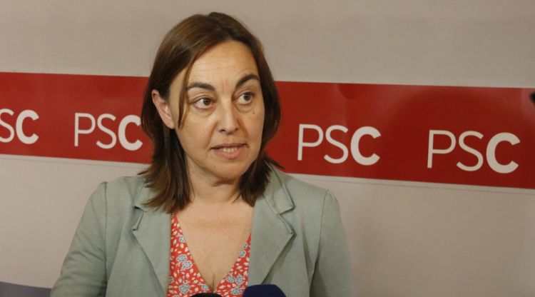La cap de llista del PSC a Girona, Sílvia Paneque, atenent els mitjans. ACN