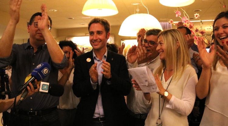 El candidat de Junts per Figueres, Jordi Masquef, al centre celebrant la victòria. ACN