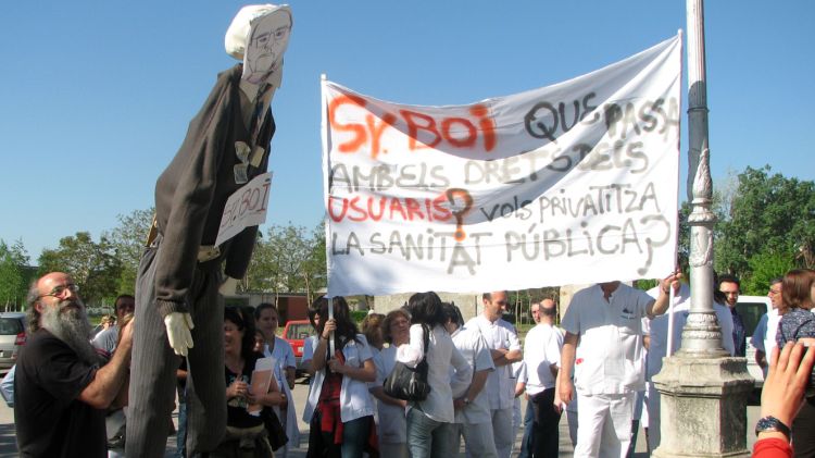 Un centenar de treballadors de la sanitat s'han concentrat al Parc Hospitalari Martí i Julià