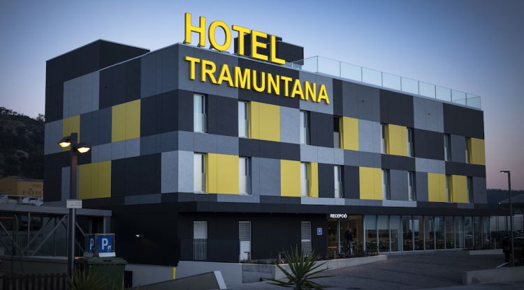 Façana de l'Hotel Tramuntana de la Jonquera, amb el característic color groc corporatiu
