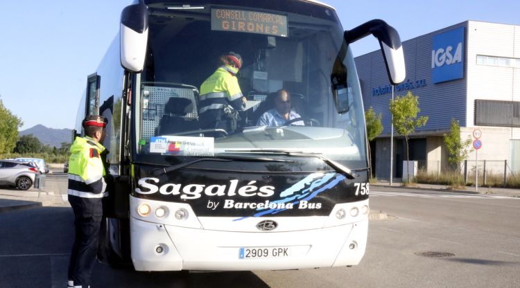 Els Mossos d'Esquadra revisant un autobús de transport escolar