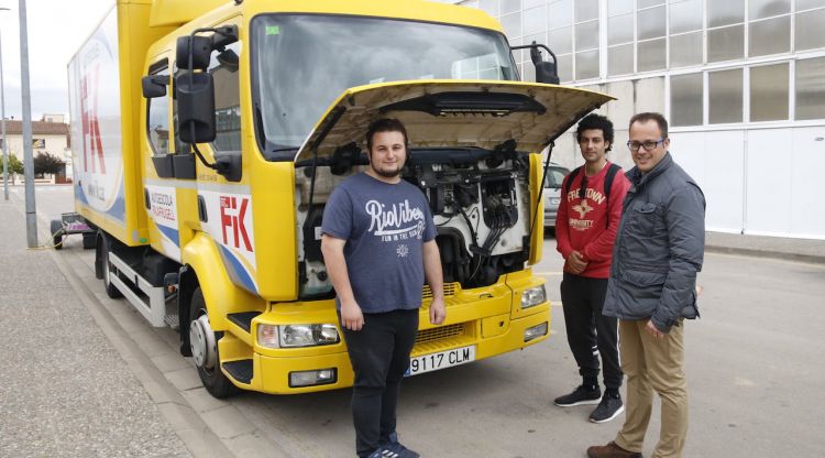 Dos alumnes i professor d'autoescola amb un camió el juny del 2019 a Sant Julià de Ramis. ACN