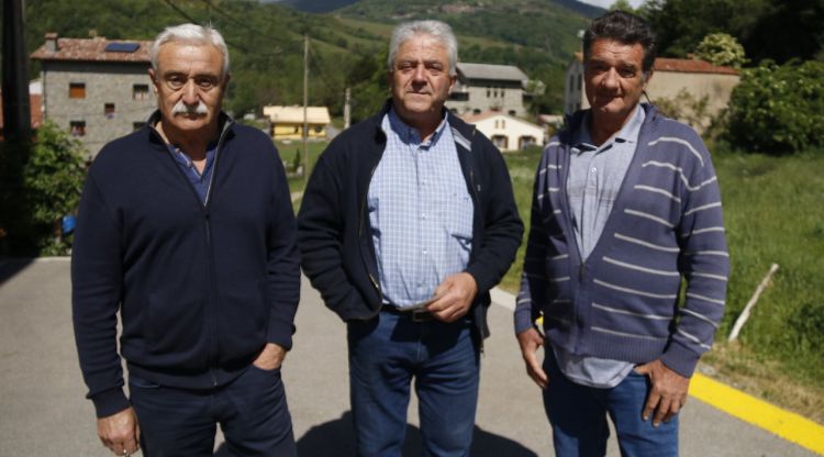 Tres homes de Vilallonga de Ter (Ripollès) que han denunciat maltractaments del mestre. ACN