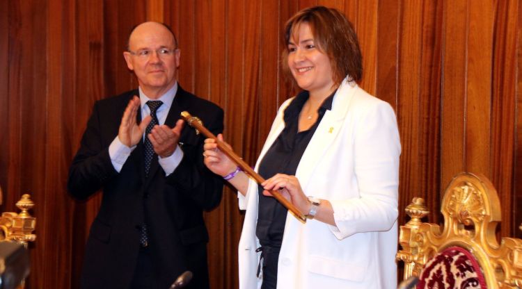 El regidor de Canviem Figueres, Xavier Amiel, després de cedir la vara d'alcaldessa, a Agnès Lladó (ERC). ACN