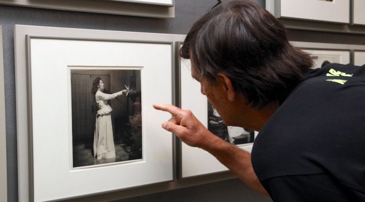 Una persona observant una de les imatges de l'exposició de Púbol. ACN