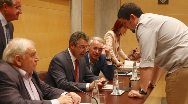 El president de la Diputació, Miquel Noguer (al centre), parlant amb el portaveu d'ERC, Pau Presas (dret). ACN
