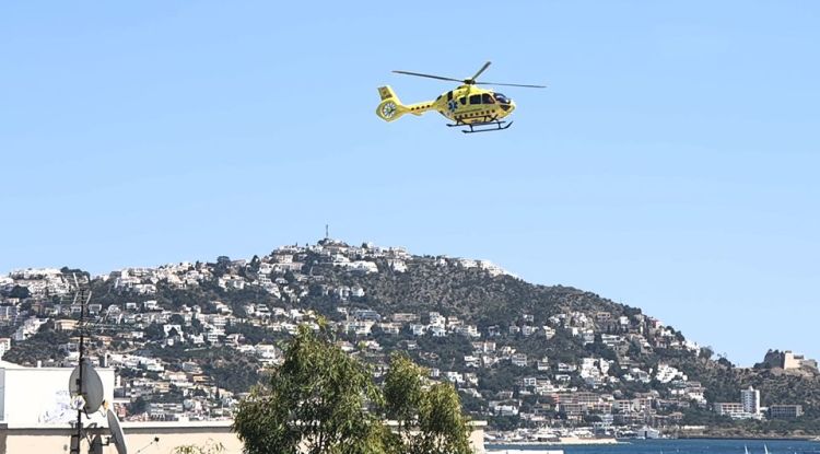 L'helicòpter medicalitzat en el moment que s'ha dirigit a realitzar l'assistència. Laura Leidi