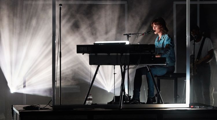 Charlotte Gainsbourg, ahir al piano en el concert a Peralada. Toti Ferrer