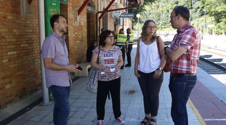 Els representants locals del Ripollès a l'estació de trens de Ribes de Freser. ACN