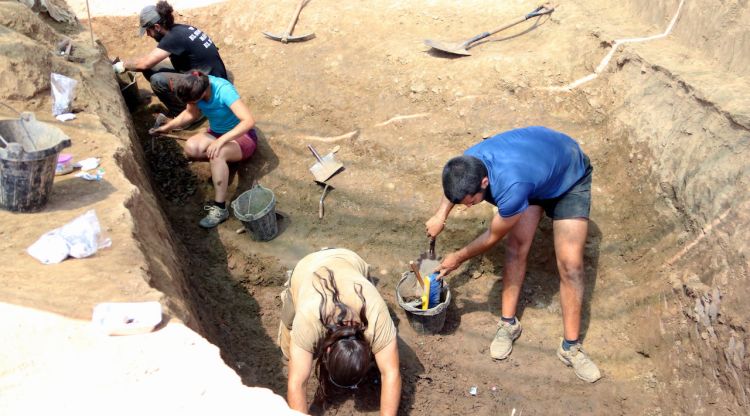 Alguns dels arqueòlegs que participen en la campanya d'excavacions a La Dou de la Vall d'en Bas. ACN