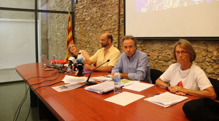 Els quatre representants de SOS Costa Brava amb l'advocat Rafel de Ribot i el portaveu Sergi Nuss al centre. ACN