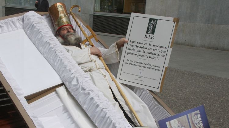 El restaurador Pere Mià dins del taüt per protestar contra el que considera una multa injusta © ACN