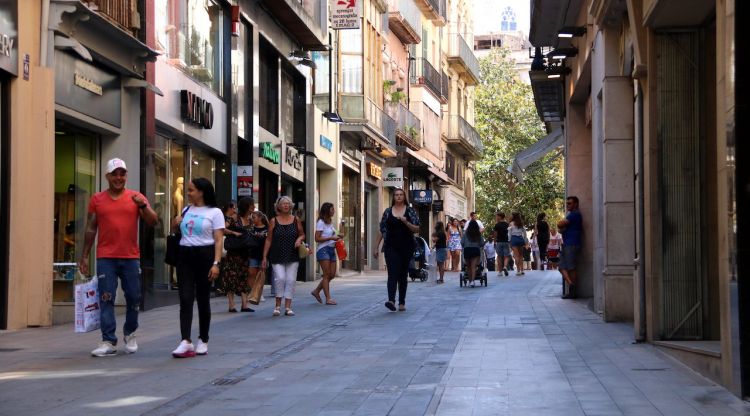 El carrer Girona de Figueres l'agost de l'any passat. ACN
