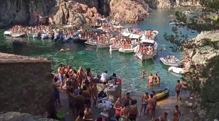Frame d'un vídeo penjat a Twitter en què es poden veure embarcacions a la cala de Massoni. Mariona Roca