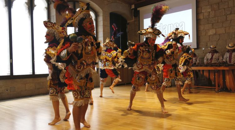 Una companyia de danses tradicionals de Guatemala interpretant un ball típic del seu país en la presentació del Festival Ésdansa. ACN