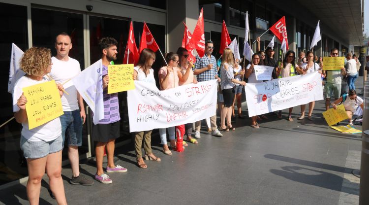 Treballadors de Ryanair protestant pel tancament de la base de Girona (arxiu). ACN