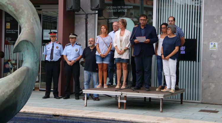 Representants municipals i dels cossos de seguretat de Platja d'Aro durant la concentració de condemna a l'agressió sexual. ACN