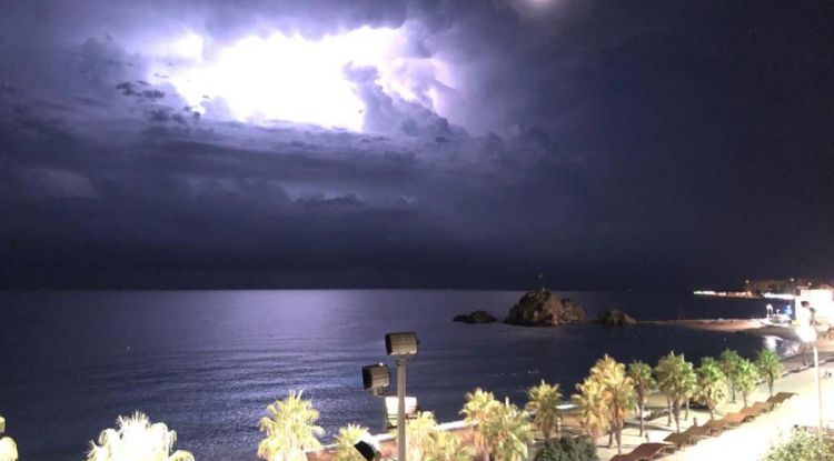 La tempesta elèctrica vista des de Blanes, ahir a la nit