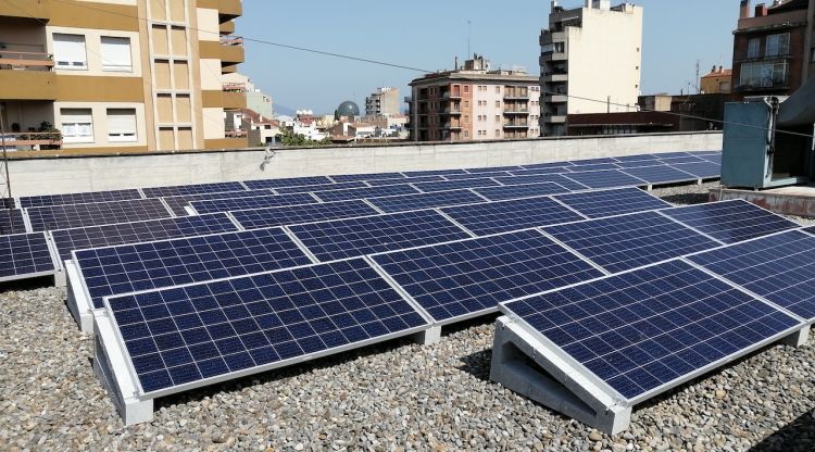 Plaques solars instal·lades en un edifici municipal de Figueres (arxiu)