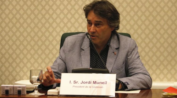Pla mitjà de l'alcalde de Ripoll i diputat de JxCat, Jordi Munell, presidint la comissió del Parlament que investiga els atemptats