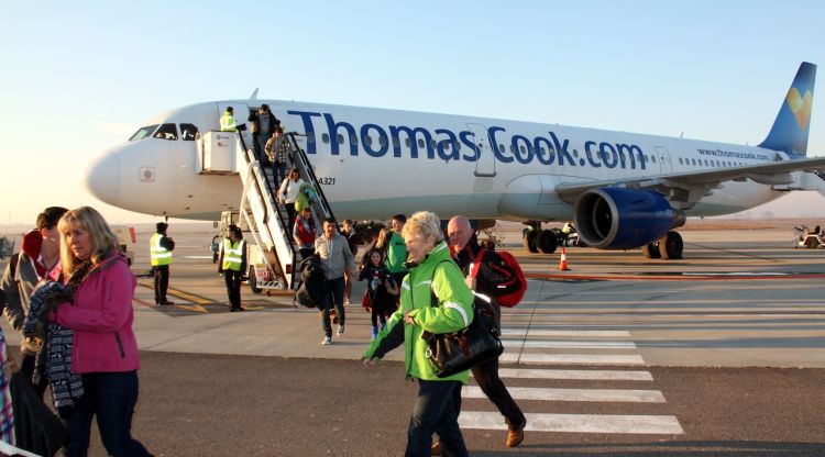 Imatge d'arxiu d'un avió de Thomas Cook a l'aeroport de Lleida-Alguaire. ACN