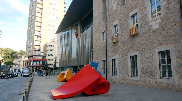 La façana de la Delegació del Govern a Girona, sense la pancarta en suport als presos independentistes,. ACN