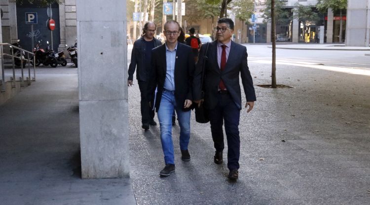 Els advocats voluntaris arribant aquest 4 d'octubre del 2019 als jutjats de Girona, on hi ha citats els policies investigats. ACN