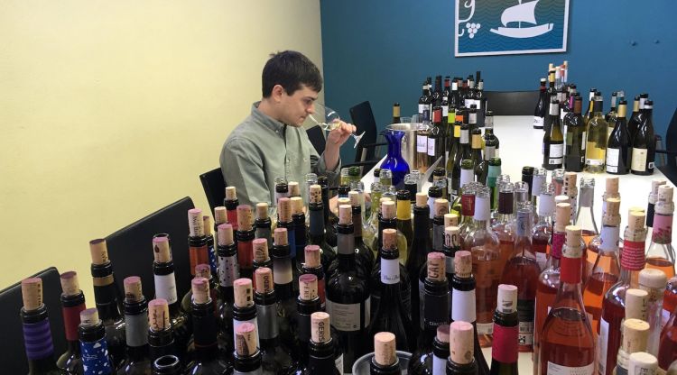 Un dels moments en què l'expert de la Guia Peñiñ prova els vins de la DO Empordà